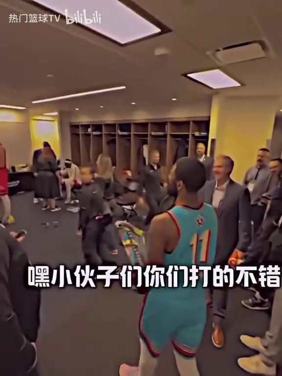 太逗了！名場面：全明星奪冠后，歐文帶著獎杯“嘲諷”其他隊！