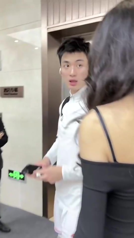 有丶好看！求拍照的小姐姐把于德豪給驚艷住了