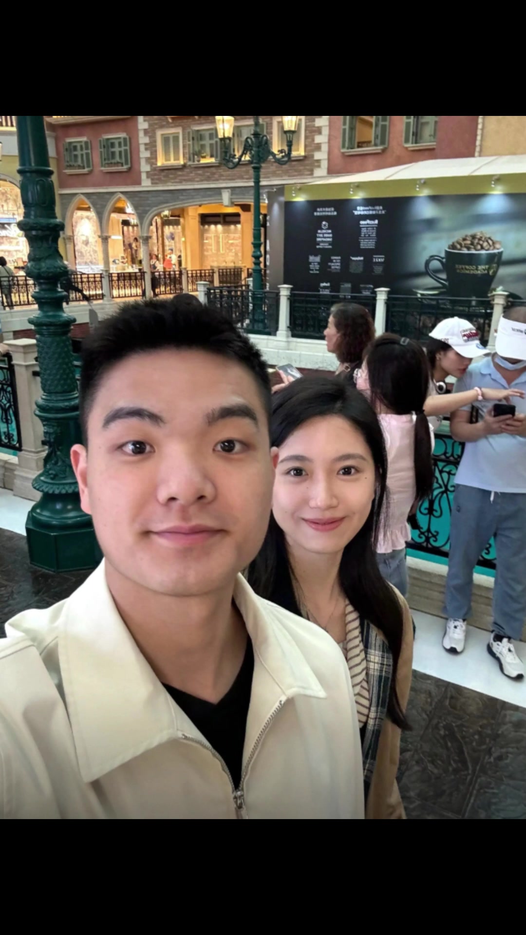 好看！黎伊揚(yáng)與女友出游，對(duì)象一看就是乖乖女啊