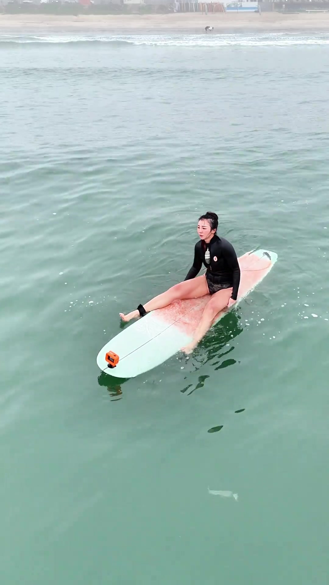 這體格！源哥又去沖浪了：在海里就會(huì)莫名其妙地覺得快樂~