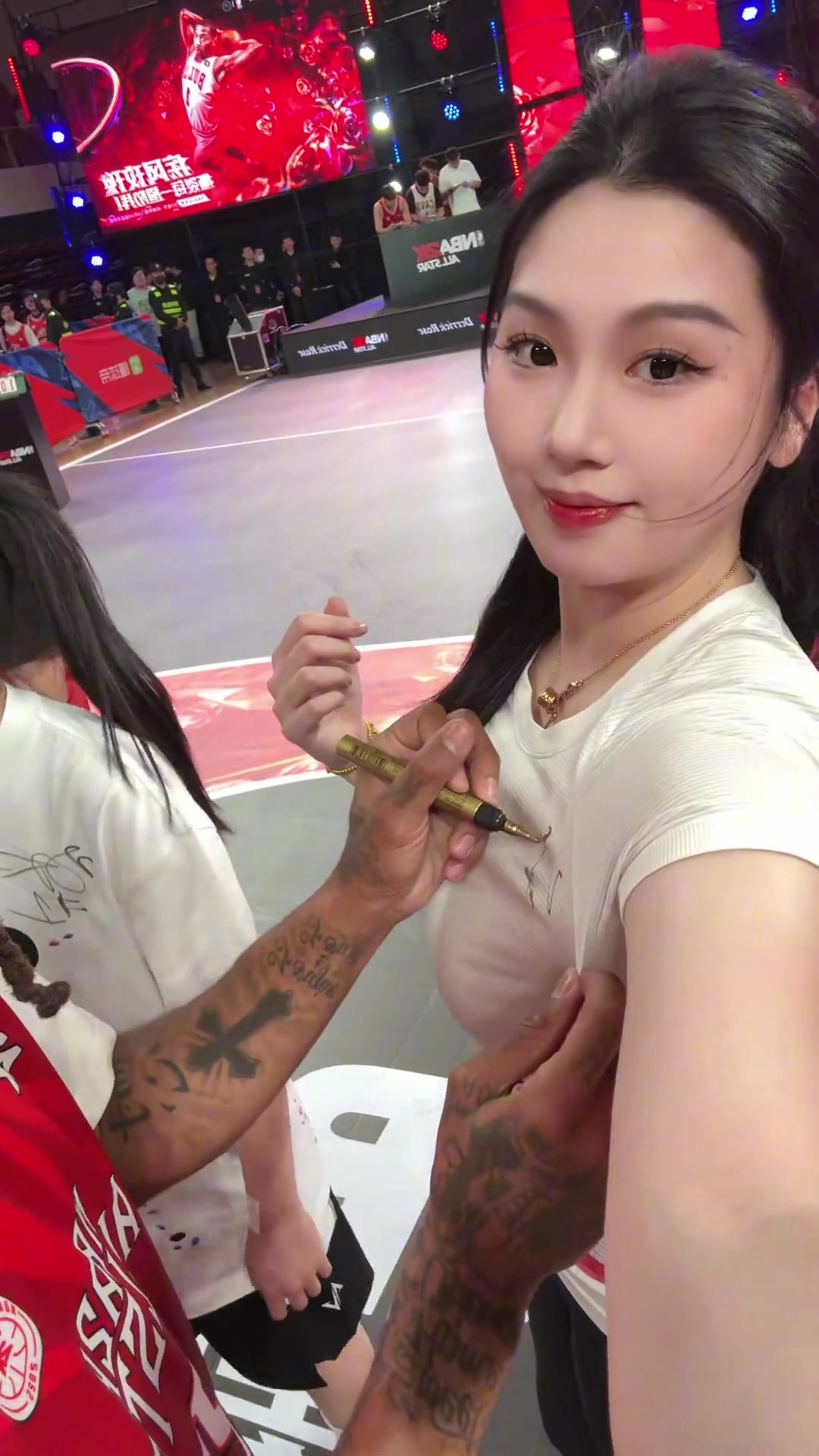 關鍵這簽名的位置？羅斯給國產(chǎn)卡戴珊肘姐衣服上簽名~