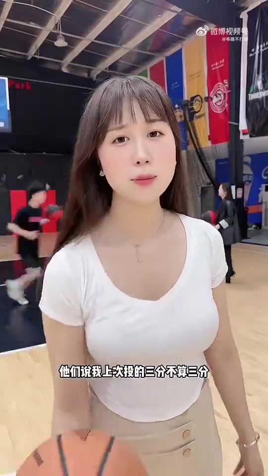 黑絲包臀裙！你說擺拍吧，她又有點東西