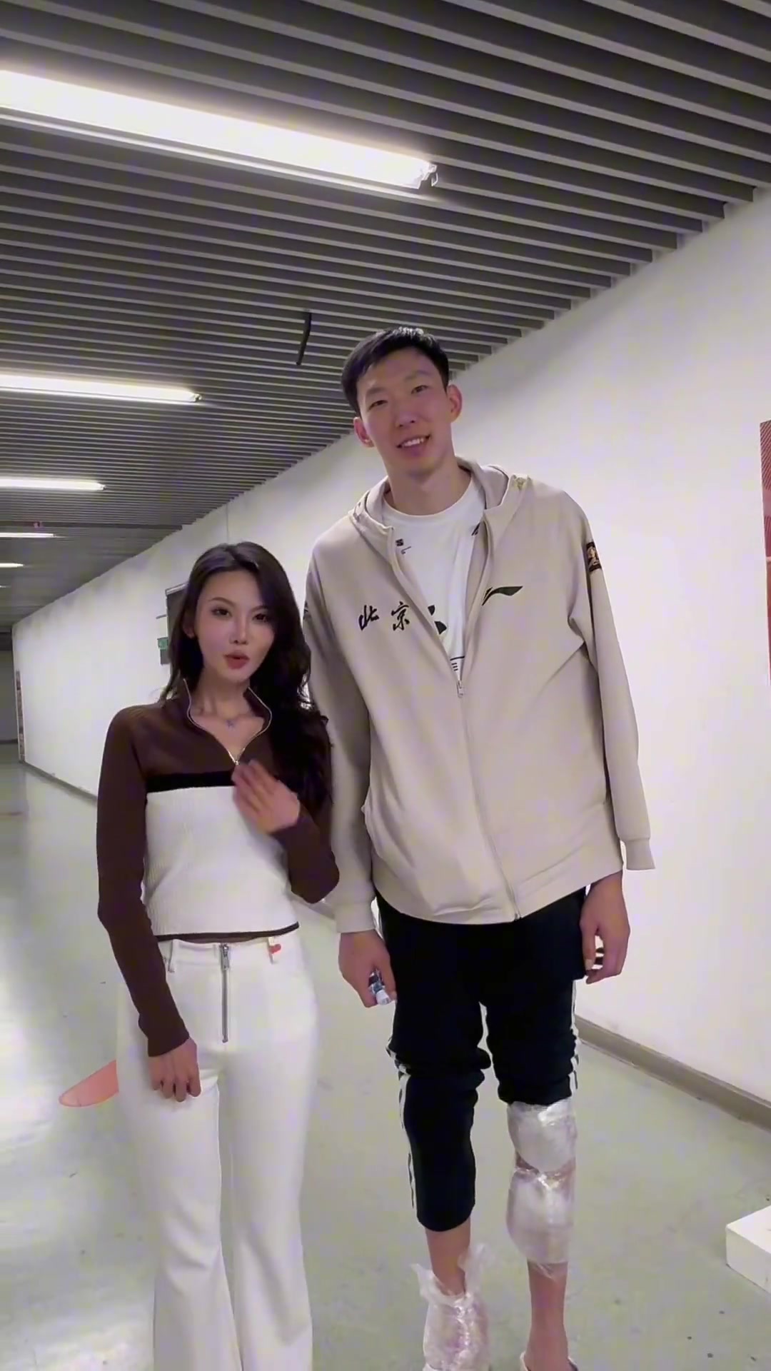 這顏值闊以的哈！美女粉絲和陳盈駿&周琦合影~