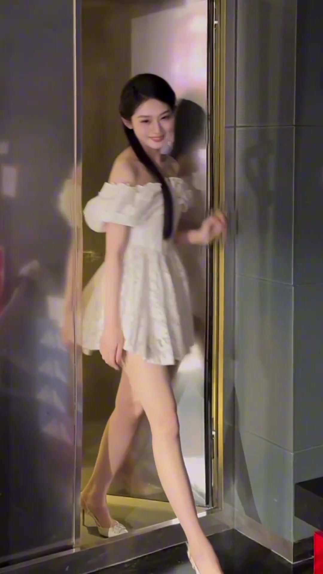 大長腿啊！美女主播婧雯的變裝視頻：另一個我~