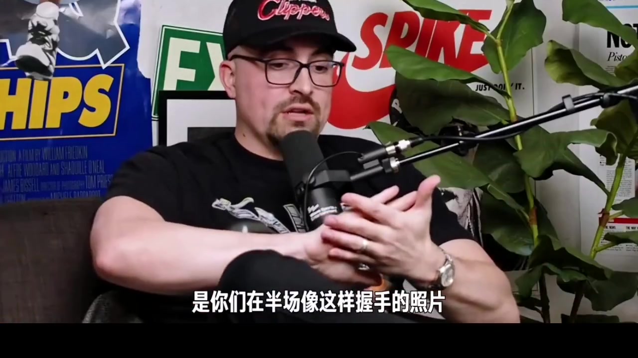 手小的悲哀！喬治此前：從不和小卡握手，他適合參加扇巴掌比賽！