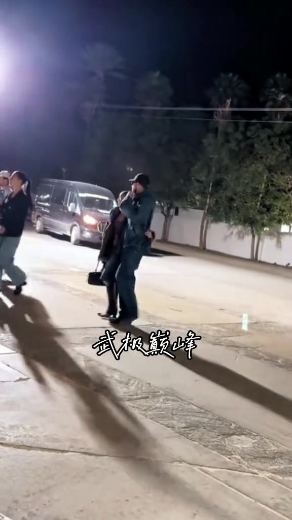 球場失意情場得意！布克被拍到與新女友深夜散步
