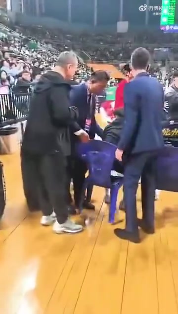 不合適吧？遼寧主場工作人員，竟直接把廣廈球員家屬席的椅子收走
