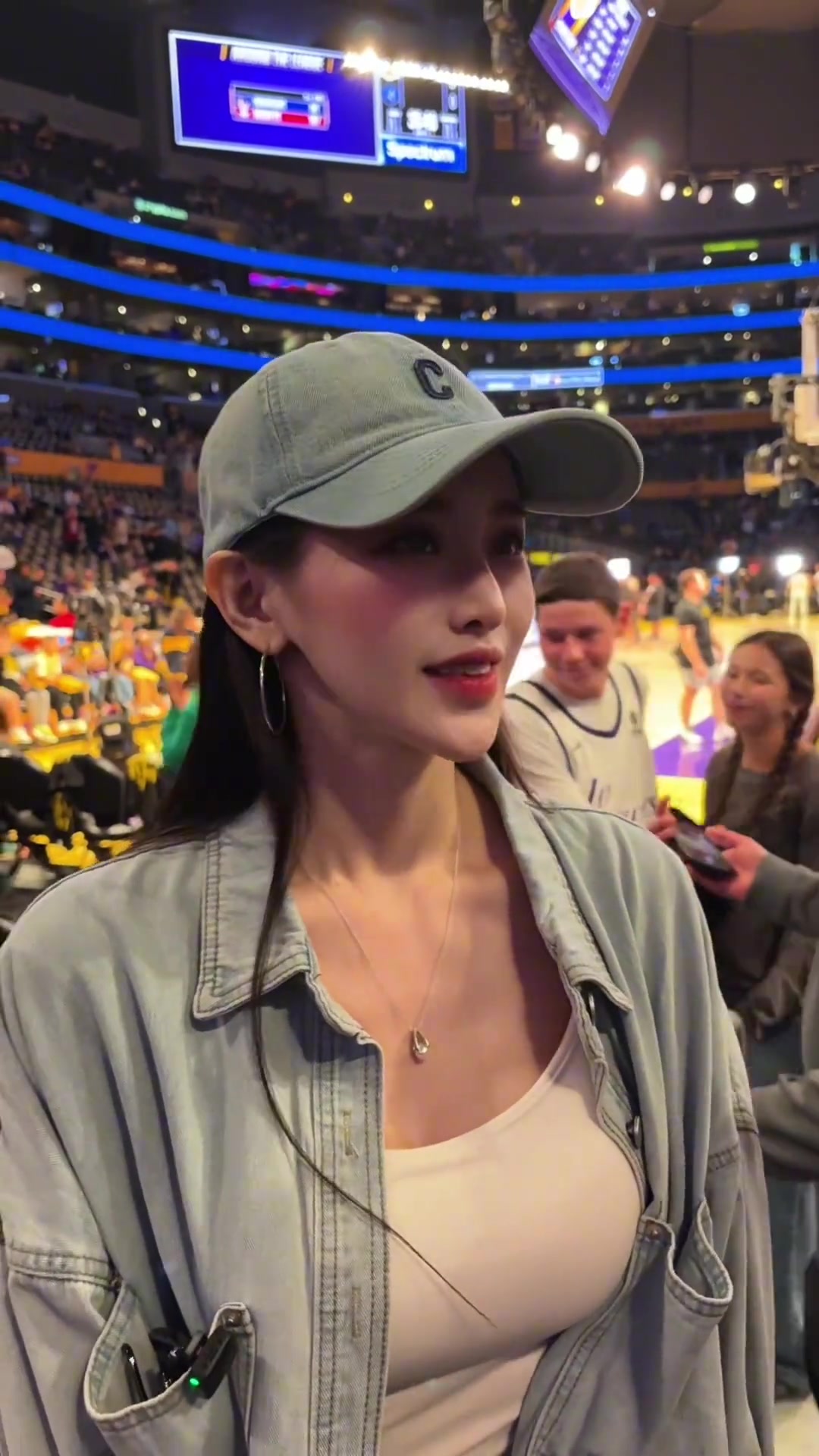 湖人主場(chǎng)的寶島美女球迷，有夠水靈哦~