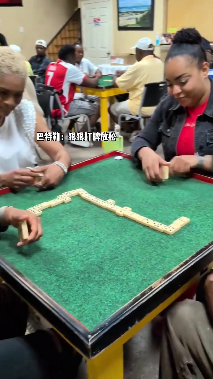 巴特勒狠狠打牌放松了一下 這小眼神是真開心！