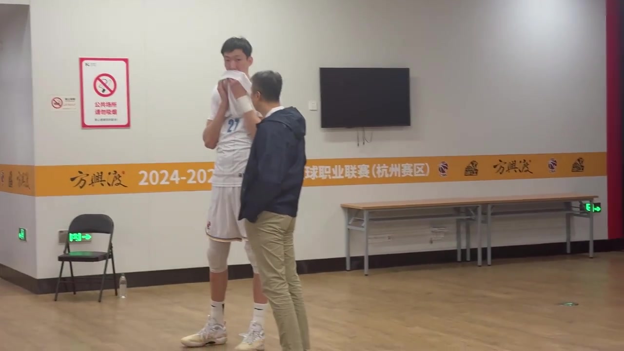 聊啥呢？男籃主教練郭士強前來觀看CBA總決賽，并與周琦熱聊