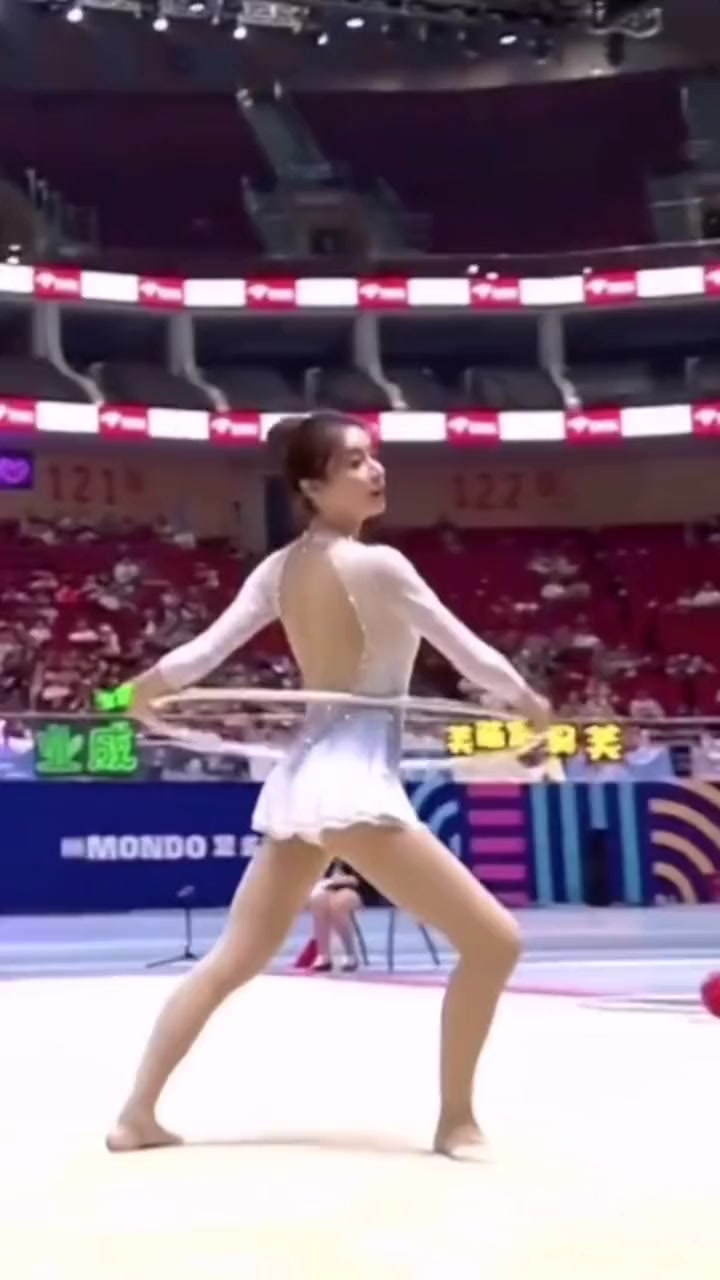 美娜穿上體操服無敵了，最美女主播應(yīng)該沒爭(zhēng)議吧