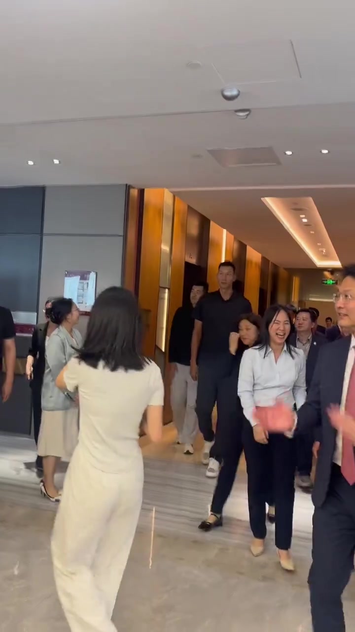 新鮮的易建聯(lián)來啦！太帥了吧...