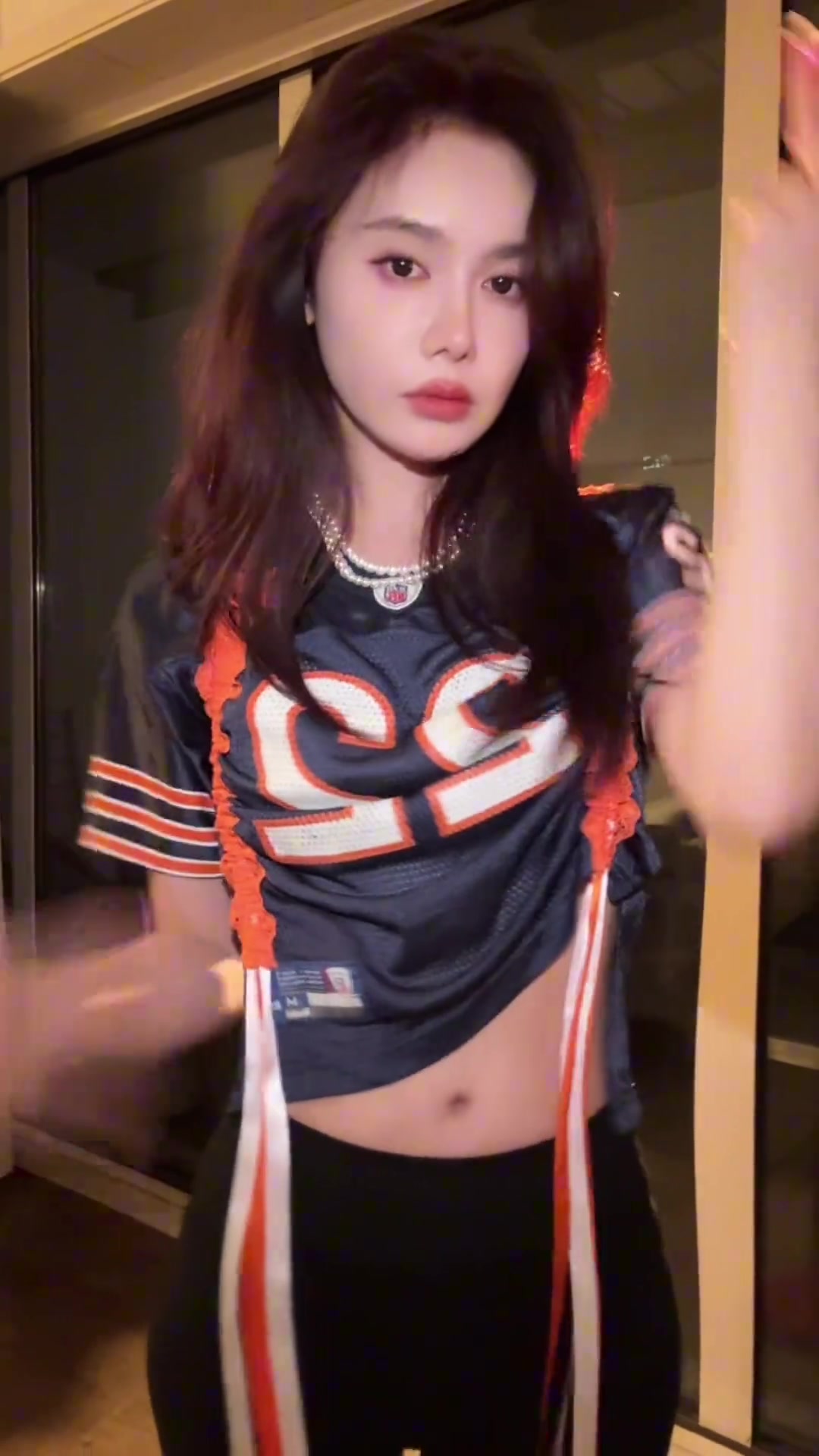 跨界了？美娜身穿一身足球服跳手勢舞：來個帥的~