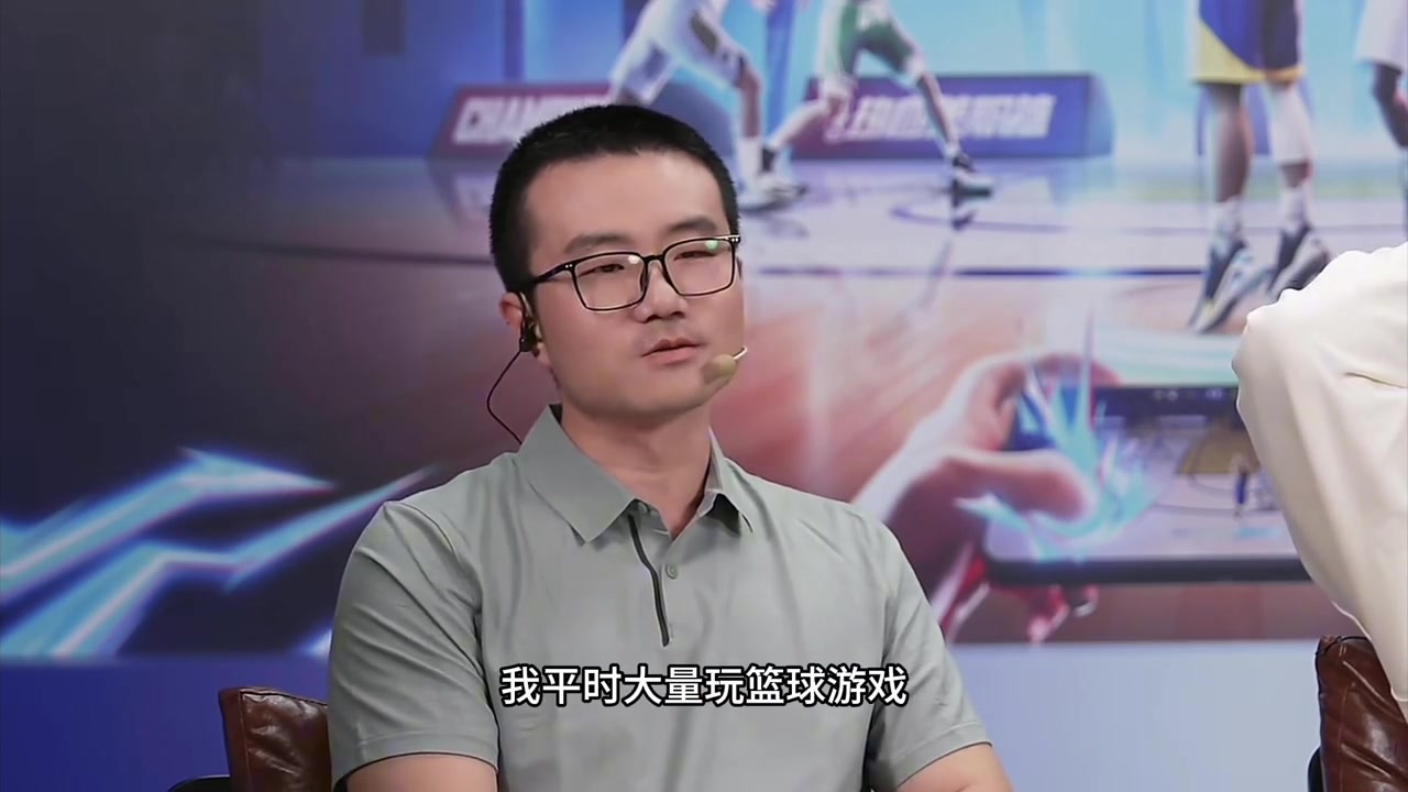 郭艾倫調(diào)侃靜雨：上次晃倒你那個(gè)鏡頭比博爾特百米沖刺還標(biāo)準(zhǔn)~