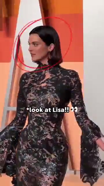 肯豆沒想到風頭居然被Lisa搶了，瞪了一眼憤憤離開