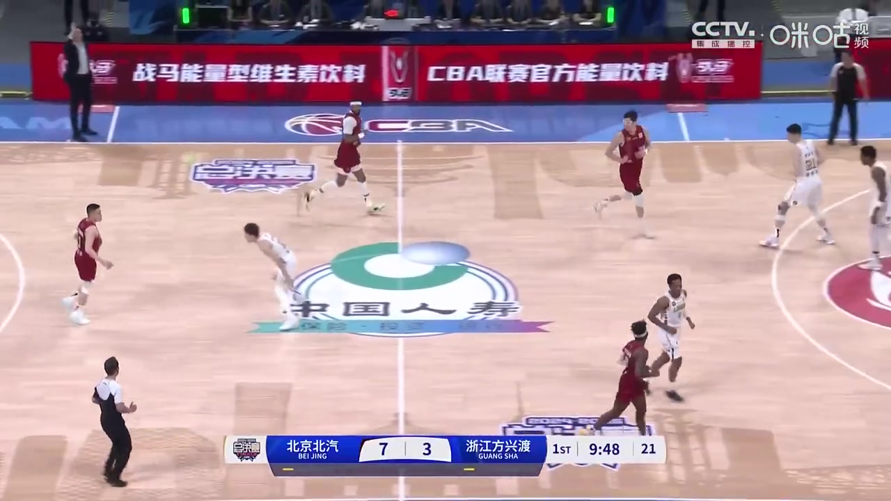 陷犯規(guī)麻煩！北京男籃開場連續(xù)打胡金秋，后者2分鐘2犯提前下場