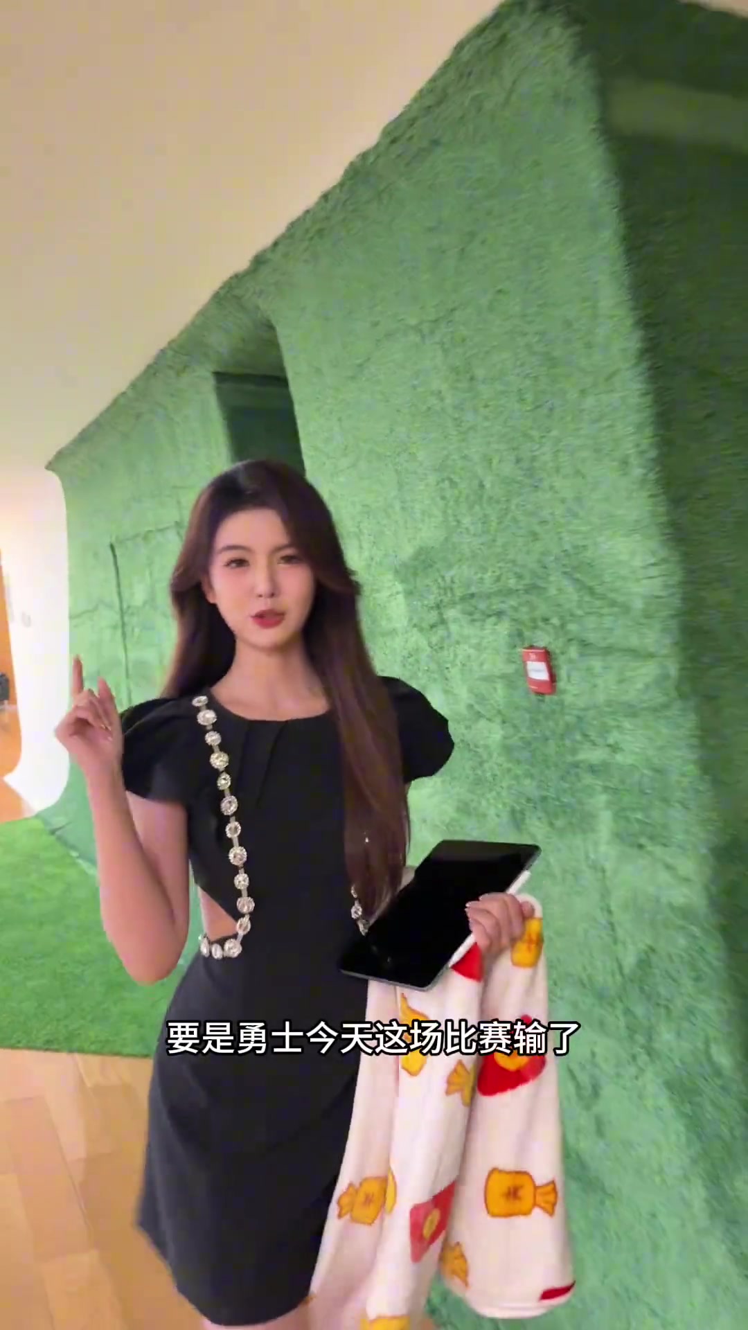 勇士若輸，就穿睡袍上班！女主播煉煉：對不起！我大放厥詞了