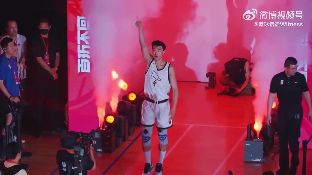 未來男籃希望？中國小將淡厚然在NCAA對位準(zhǔn)狀元弗拉格！