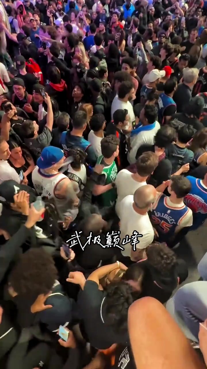 這也太勇了，綠軍球迷賽后在尼克斯球迷的嘲諷中離開(kāi)...