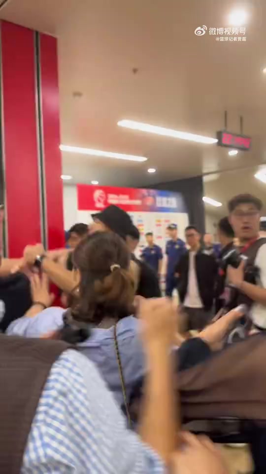 動手+國罵？首鋼俱樂部隊的工作人員在通道與球迷發(fā)生了沖突！