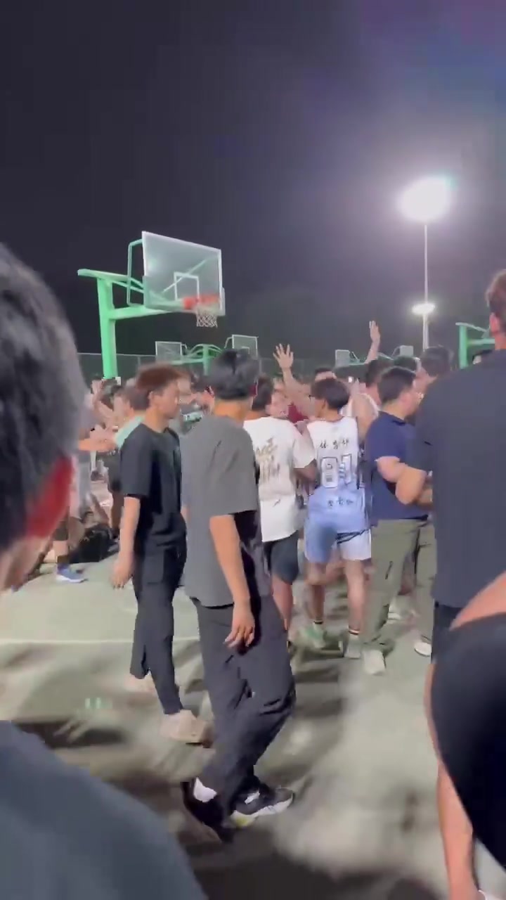 “無裁判”的正式籃球賽，結(jié)果不是很容易猜到嗎？
