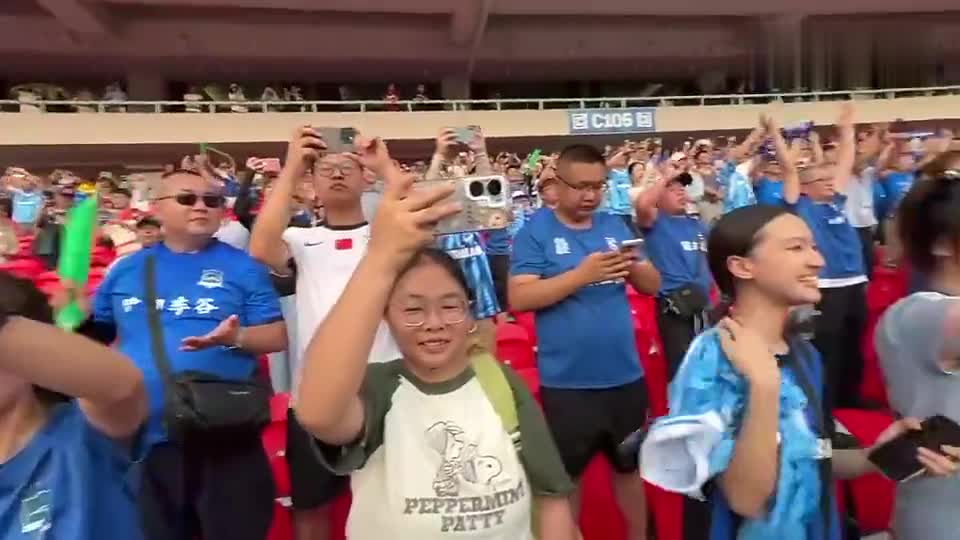 武漢女足謝場，舞旗慶晉級亞冠決賽，感謝球迷！