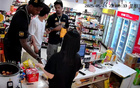 便利店主：外援喜橘罐，布朗偏愛益達(dá)糖。