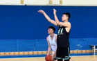 遼寧夏訓，小將投籃力量訓練，楊鳴督練深蹲